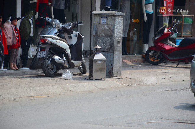Giật mình thon thót với những cảnh đốt vàng mã ngay xe máy, trụ điện của người dân Thủ đô Giật mình thon thót với những cảnh đốt vàng mã ngay xe máy, trụ điện của người dân Thủ đô